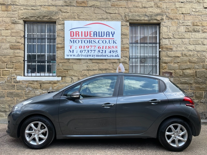 PEUGEOT 208